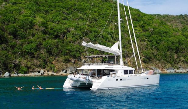 Relaxing catamaran cruise around Sri Lanka