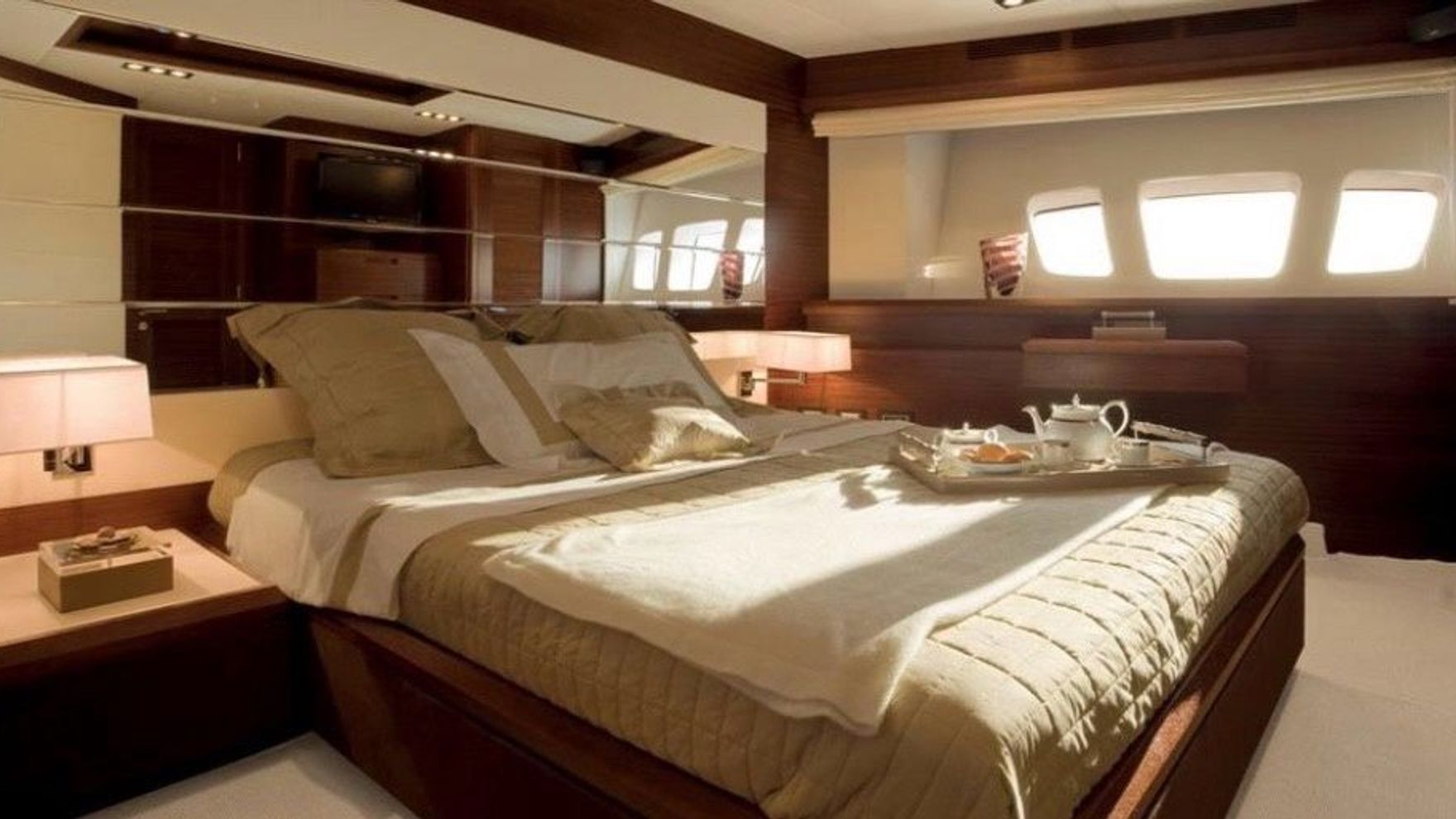 Renting yacht Azimut 100 in Abu Dhabi