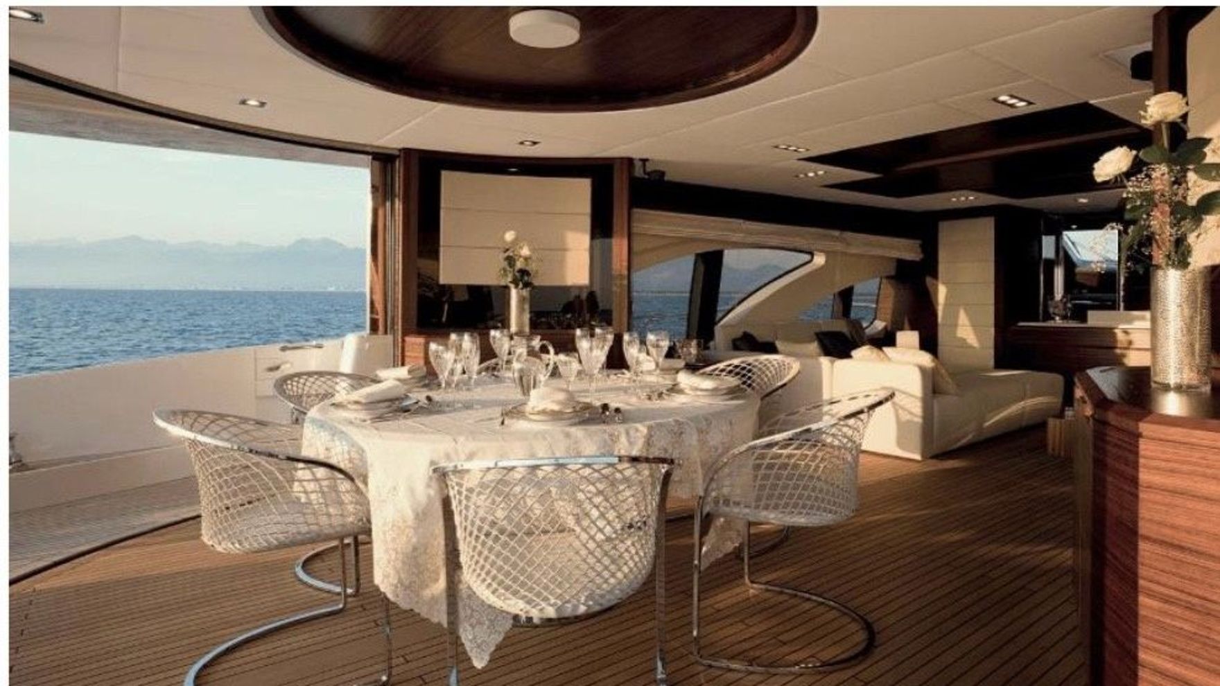 Renting yacht Azimut 100 in Abu Dhabi