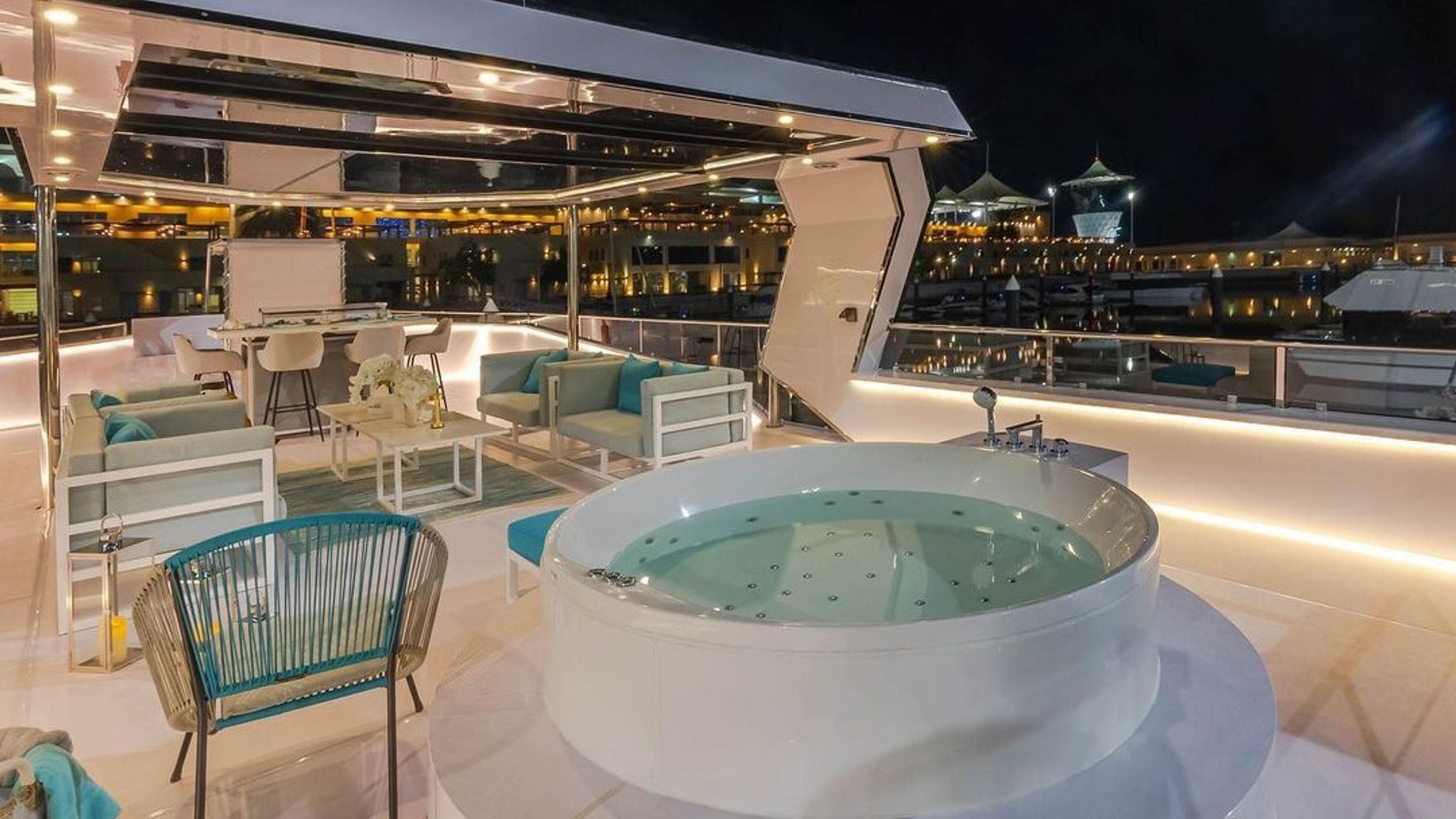 Renting yacht Azimut 100 in Abu Dhabi